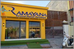 Galería fotográfica de Hotel Shree Ramayanam Premium Near Ayodhya Railway Station 200m - Shri Ram Janmbhoomi Temple 900m - Free Wifi and Parking Facility - Fully Air conditioning Premium Room- Best Premium Hotel In Ayodhya en Ayodhya
