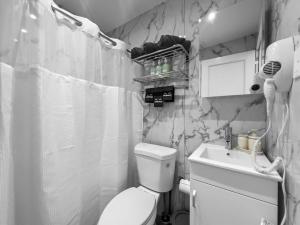 Un baño de Comfy Modern Apt With Parking n Generator in Manati 16 fotos más