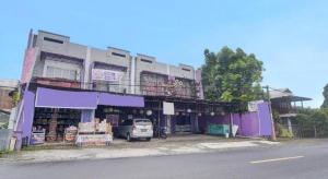 Hotel O Superstar Kost Dan Homestay في Tomohon: مبنى ارجواني مع سيارة متوقفة أمامه +22 صورة