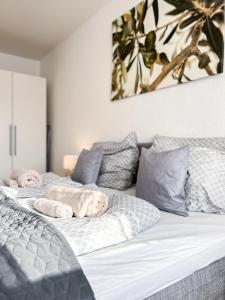 a bed with towels on top of it at Ferienwohnung in der Stadt mit kostenfreier Tiefgarage bis 1,50m Fahrzeughöhe - 2 Doppelbetten, Küche, Bad in Leipzig +27 photos