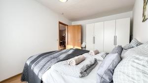 a bedroom with a bed with two pillows on it at Ferienwohnung in der Stadt mit kostenfreier Tiefgarage bis 1,50m Fahrzeughöhe - 2 Doppelbetten, Küche, Bad in Leipzig