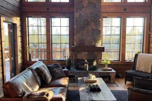 Una sala de estar con un sofá de cuero y una mesa. en Winter Haven Idre - Happy Rentals, en Idre