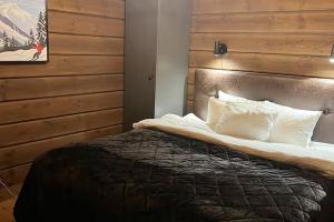 Un dormitorio con una cama grande con almohadas blancas. en Winter Haven Idre - Happy Rentals, en Idre