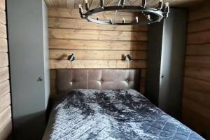 Un dormitorio con una cama y una lámpara de araña en Winter Haven Idre - Happy Rentals, en Idre