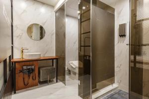 群山市Gunsan LAONHAJE的浴室配有洗手池和淋浴 更多28张照片