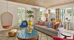 una sala de estar con un sofá y una mesa en Parker Palm Springs, en Palm Springs