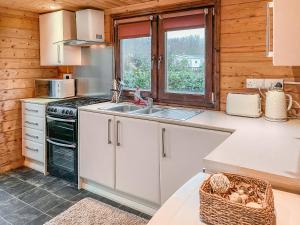 een keuken met een spoelbak en een fornuis bij The Lodge - Uk50721 in Aldbrough