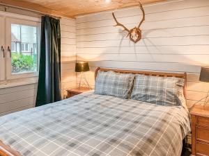 een slaapkamer met een bed en een raam bij The Lodge - Uk50721 in Aldbrough