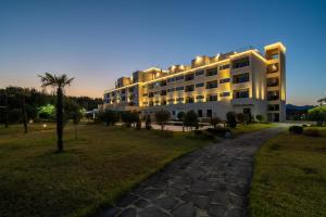 un grande edificio con luci in un parco di Dasan Bearchae Golf N Resort a Kangjin