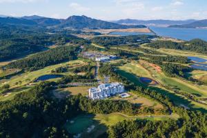 vista aerea su un campo da golf con resort di Dasan Bearchae Golf N Resort a Kangjin
