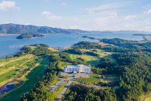 una vista aerea di un resort su un campo da golf vicino all'acqua di Dasan Bearchae Golf N Resort a Kangjin