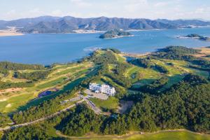 una vista aerea di un campo da golf accanto a una cassa d'acqua di Dasan Bearchae Golf N Resort a Kangjin Altre 18 foto