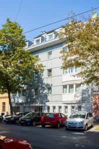 Budova, kde se aparthotel nachází + 27 fotografií