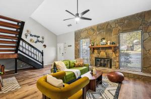 Posezení v ubytování Heritage Haus - Luxe 2BR w Deck, Pets OK, Wi-fi, Near Marietta Sq