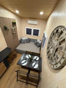 a small room with a bed and a table at KE-Tiny Haus Paulchen in Oerlenbach