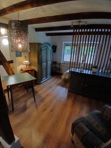 una sala de estar con una mesa y un sofá en Bei GRETA 33, en Marl