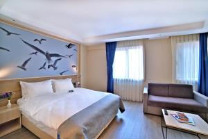 Postel nebo postele na pokoji v ubytování Ramada by Wyndham Istanbul Old City