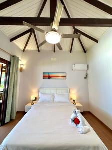 Ένα ή περισσότερα κρεβάτια σε δωμάτιο στο Holiday Beach Hotel