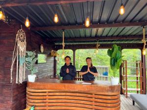 Nhân viên tại Bukit Delapan Glamping & Coffee