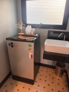 Η κουζίνα ή μικρή κουζίνα στο Saiinam Laguna Inn