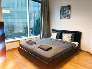 En eller flere senge i et værelse på Panoramic Sea View - 12th floor