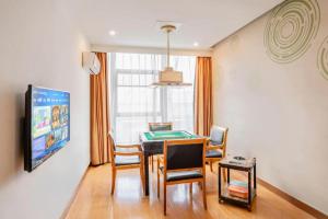 a dining room with a table and chairs at GreenTree Inn Suzhou Changshu North Haiyu Road Changhui Square Express Hotel in Changshu