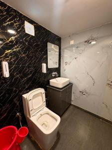 Et badeværelse på Dhanaulti The Grand Resort