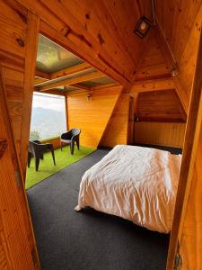 En eller flere senge i et værelse på Dhanaulti The Grand Resort + 55 billeder