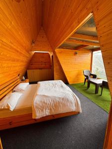 En eller flere senge i et værelse på Dhanaulti The Grand Resort