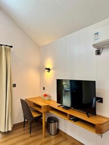 Μια τηλεόραση ή/και κέντρο ψυχαγωγίας στο Holiday Beach Hotel