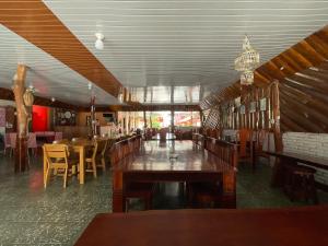 Restaurace v ubytování Penginapan Mafir