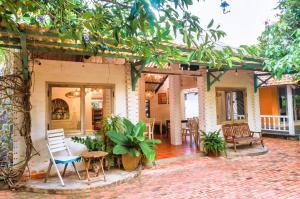 Lara Homestay في Ấp Gò Dinh: شرفة منزل مع كراسي وطاولة