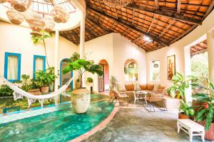 Lara Homestay في Ấp Gò Dinh: مسبح داخلي مع أرجوحة في منزل به نباتات