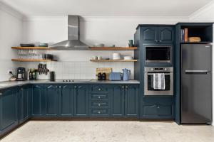 Η κουζίνα ή μικρή κουζίνα στο Kookaburra's Nest - Mountain Views and Luxury Living