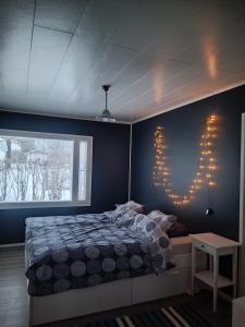 1 dormitorio con cama, ventana y luces en Resort Selekosten Tunto, en Rovaniemi