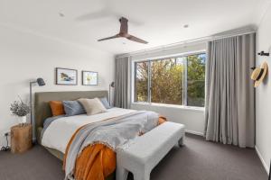 Ένα ή περισσότερα κρεβάτια σε δωμάτιο στο Kookaburra's Nest - Mountain Views and Luxury Living