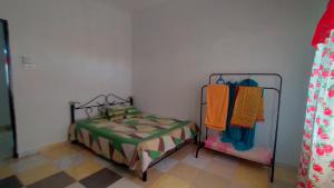 Ένα ή περισσότερα κρεβάτια σε δωμάτιο στο Rumah Singgah Kita Gunung Ledang