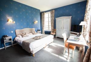 1 dormitorio con paredes azules y 1 cama con mesa en Château de Bellefontaine - Teritoria, en Bayeux