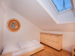 Un dormitorio con una cama y una claraboya. en Apartment in Wald im Pinzgau with Swimming Pool and Views, en Wald im Pinzgau 137 fotos más