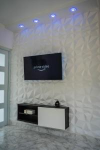 Μια τηλεόραση ή/και κέντρο ψυχαγωγίας στο El Yunque Cabin House Private Pool River