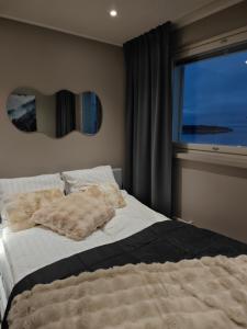 una camera da letto con un letto grande con una grande finestra di ArticLoft Kemi a Kemi