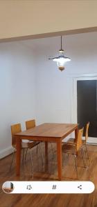 tavolo da pranzo con sedie e lampadario di KarenResidence a Cabramatta Altre 32 foto