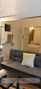 un divano in soggiorno con camera da letto di KarenResidence a Cabramatta