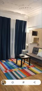 soggiorno con tavolino su un tappeto colorato di KarenResidence a Cabramatta