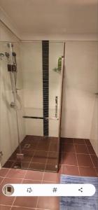 una doccia con una porta in vetro in un bagno di KarenResidence a Cabramatta