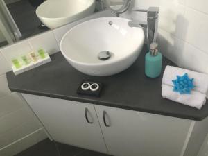 a bathroom with a sink and a white sink at Blue Violet Motor Inn in Toowoomba
