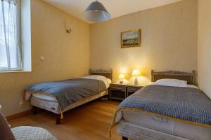 En eller flere senge i et værelse på Gîte La Ferme De Musan + 18 billeder