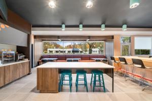 Η κουζίνα ή μικρή κουζίνα στο Tru By Hilton Brockton