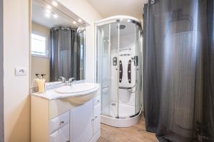 Un baño con ducha, lavabo e inodoro. en Maison Jarrier, en Saint-Jean-de-Maurienne 19 fotos más