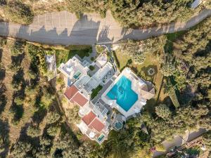 una vista dall'alto di una casa con piscina di Villa Life ad Agia Marina Nea Kydonias